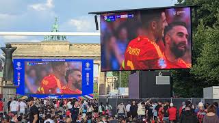 Erste Halbzeit des Fußballspiels Spanien gegen Kroatien in Berlin bei dem Brandenburger Tor 30 [upl. by Shererd]