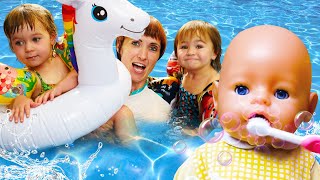 Disfrutemos la piscina con la pequeña Bianca y sus juguetes Vídeos de bebés para niños en español [upl. by Dibri]