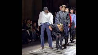 Model FALLS during Lutz Huelle FallWinter 202425 Fashion Show Paris Fashion Week [upl. by Lief339]