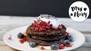 SchokoProtein Pancakes  gesundes Frühstück Rezept [upl. by Tekcirc853]